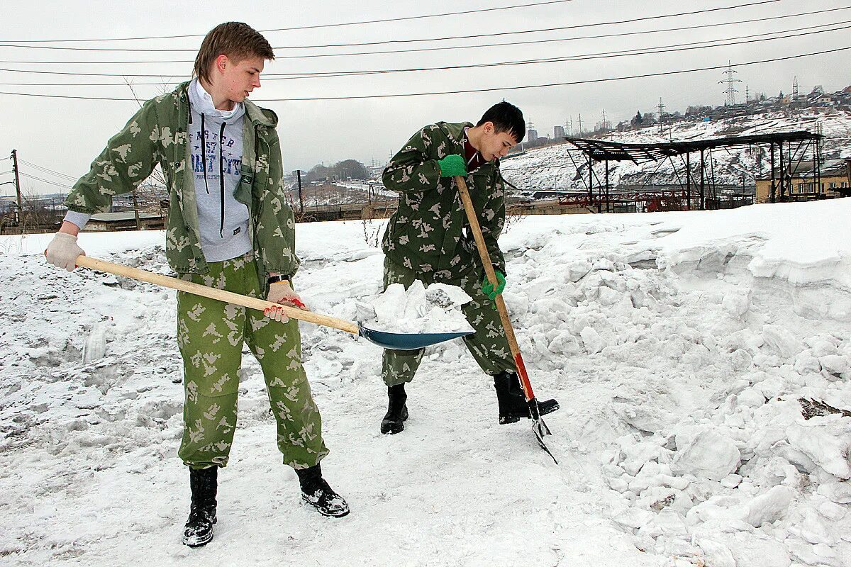 Помощь снежку. Волонтеры помогают убрать снег. Помощь ветеранам волонтерами. Волонтеры Красноярск. Убранный снег в военных учреждениях.