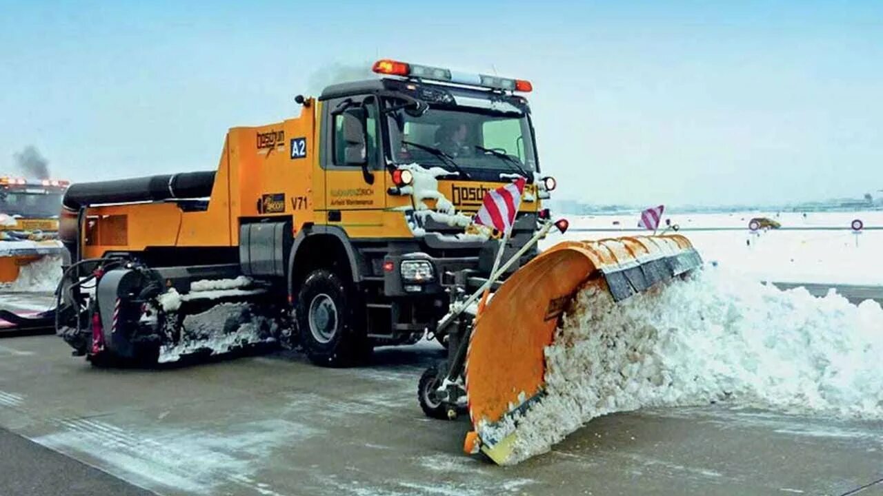Техника в снегу. Снегоуборочная машина Overaasen rs400. Плужно-щеточный снегоочиститель Эд-403. Уборка снега спецтехникой. Коммунальная снегоуборочная техника.