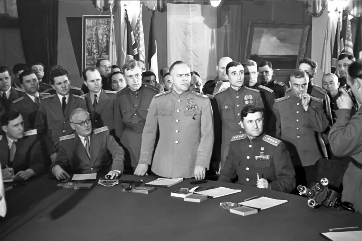 Капитуляция 45 года. Капитуляция Германии генерал Альфред Йодль. Жуков подписание капитуляции Германии 1945. Георгий Константинович Жуков капитуляция Германии. Генерал-полковник Альфред Йодль.