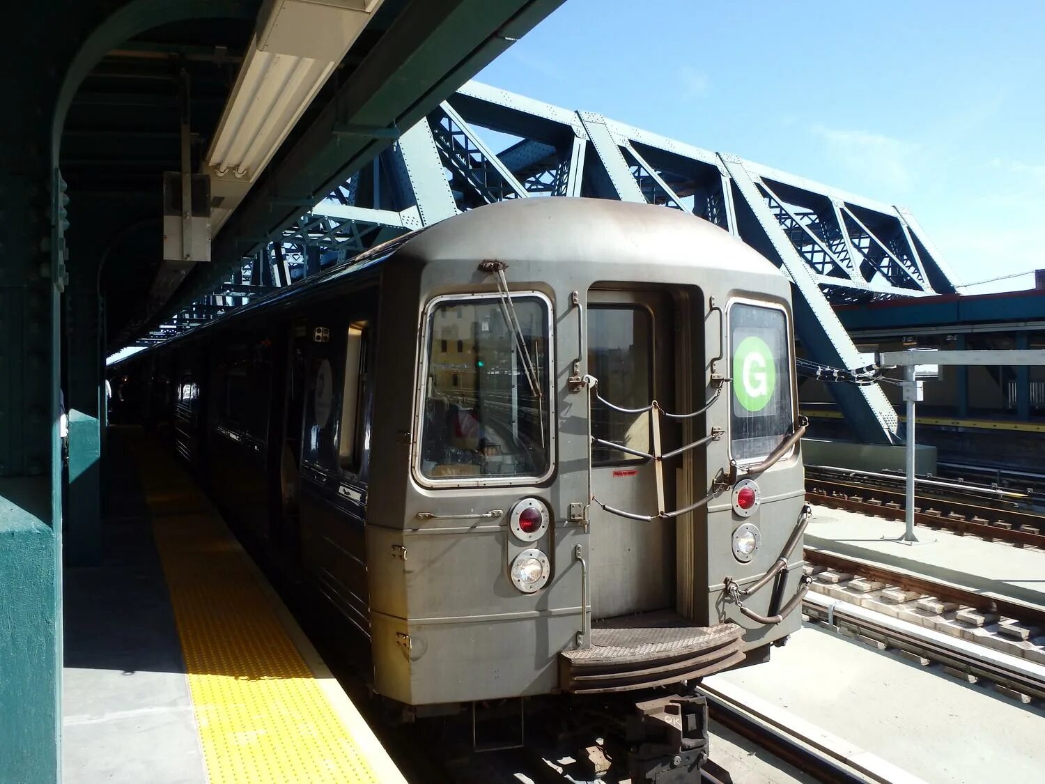 Наземное метро Нью-Йорка. R68 g Train. R68 Subway car. R68 New York City Subway car.