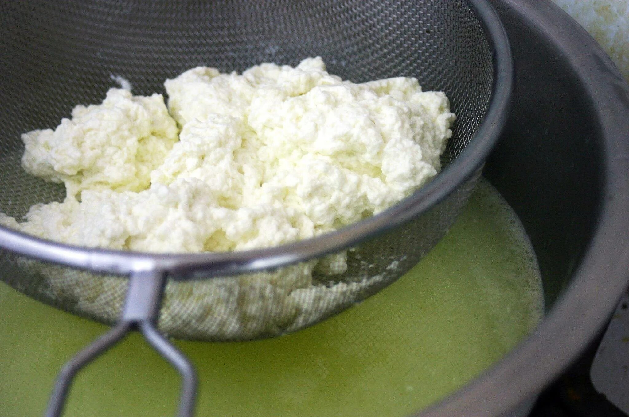 Рецепт домашнего творога из кислого молока. Домашний творог из кефира. Приготовление творога. Творог в марле. Домашний творог из молока.