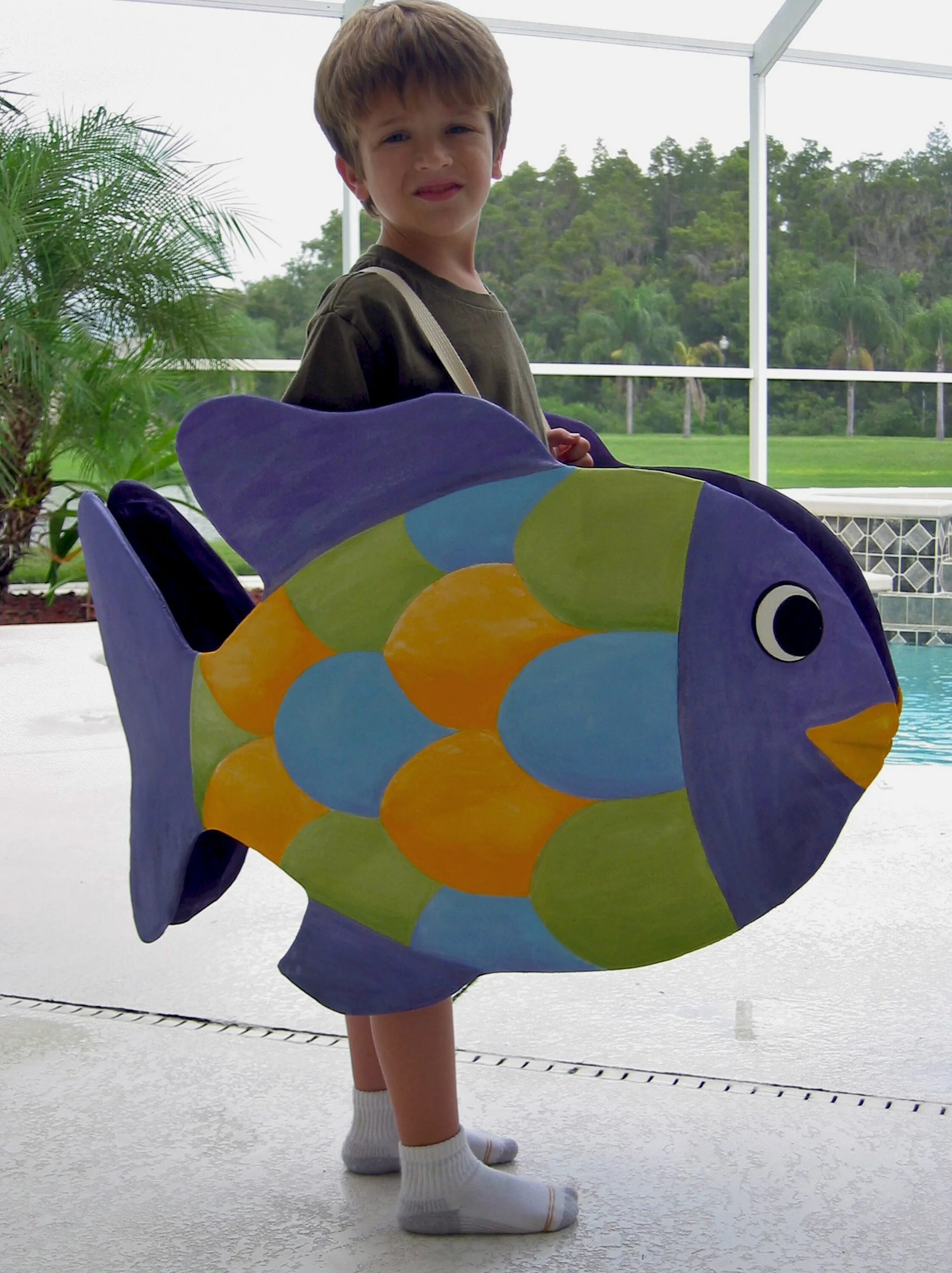 Костюм рыбки своими руками. Костюм рыбы. Костюм рыбки для мальчика. Новогодний костюм рыбы для мальчика. Костюм рыбы из подручных материалов.