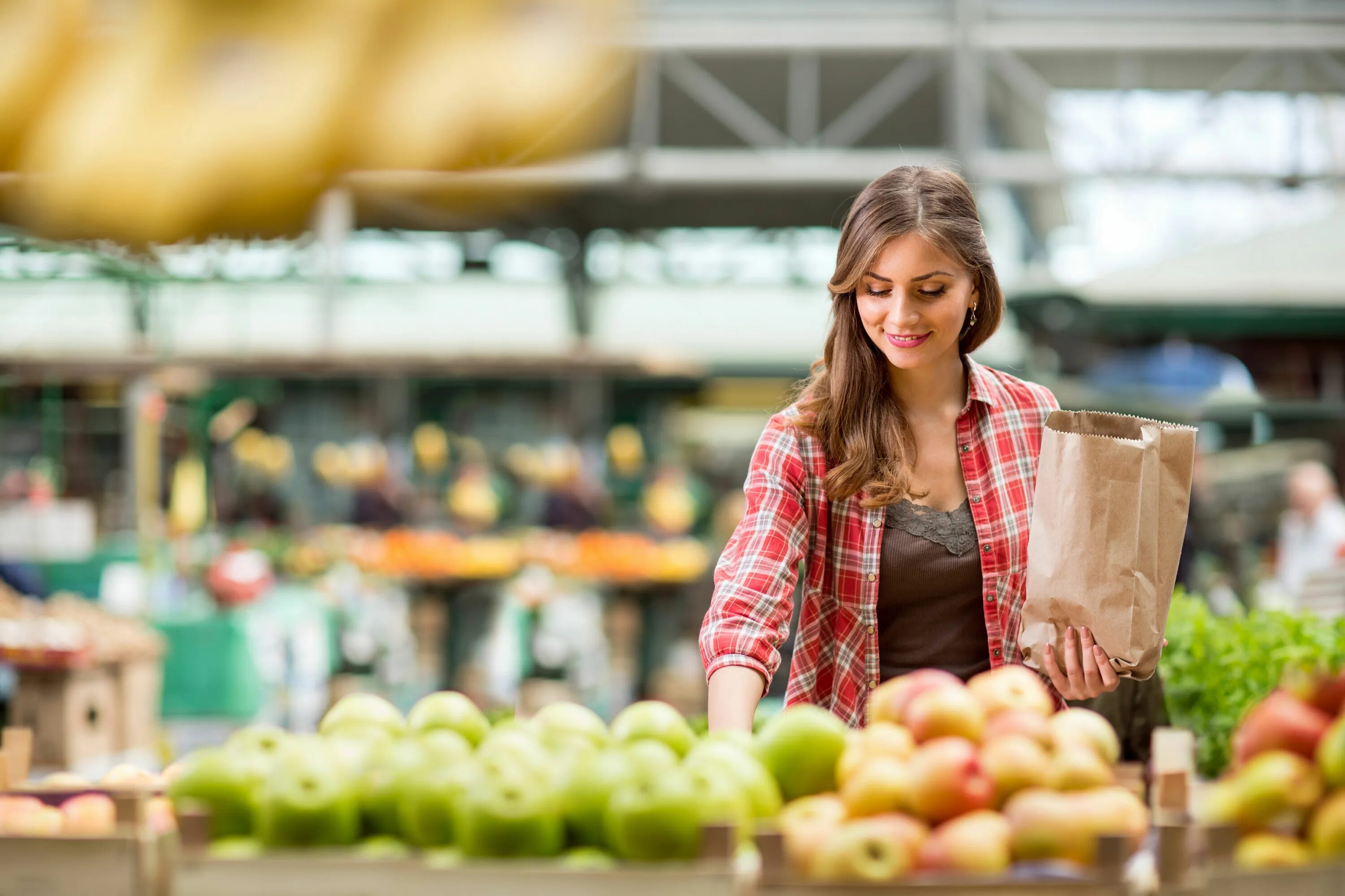 Женщина на продуктовом рынке. Девушка в супермаркете. Девушка в овощном магазине. Шоппинг за продуктами. Go shopping to a supermarket