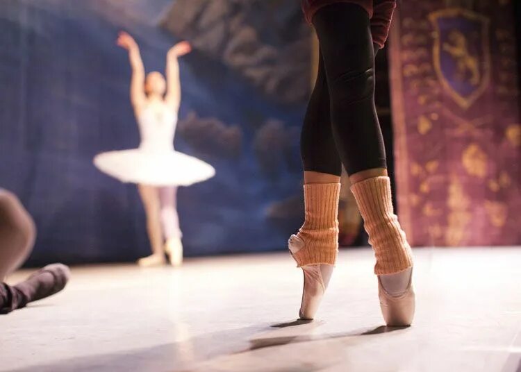 Ballet stage. Балерина backstage. балет кор стиль.