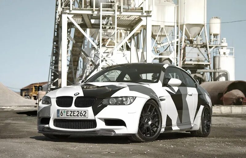 1 серую машину. BMW e92 камуфляж. БМВ м3 v8. Е46 камуфляж. Бело серая машина.