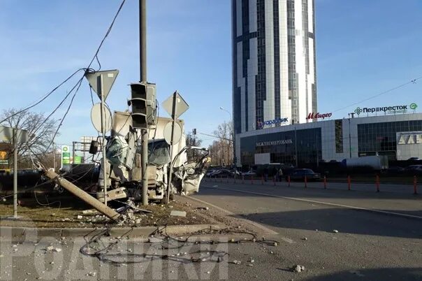 Правда мытищи сегодня. Авария на Олимпийском проспекте в Мытищах. ДТП Мытищи Олимпийский проспект. Авария в Мытищах вчера на Олимпийском проспекте. Авария на Волковском шоссе Мытищи.