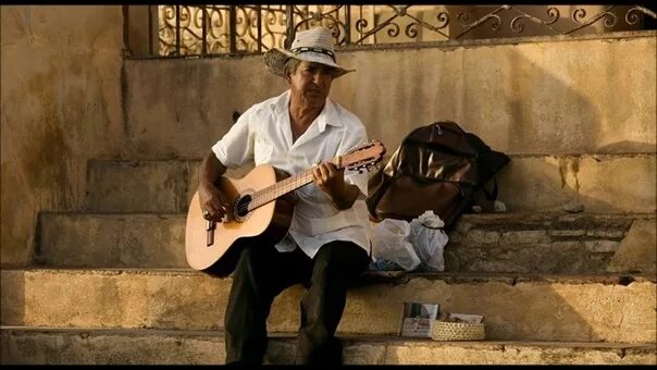 Играть на гитаре на испанском. Испания гитарист. Испанец с гитарой. Испанцы гитаристы. Старинная испанская гитара.