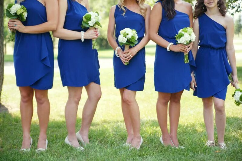 голубые платья для подружек невесты. синее платье подружки невесты. синее платье на свадьбу для подружки невесты. подружки невесты в синем. цвет платьев подружек невесты.