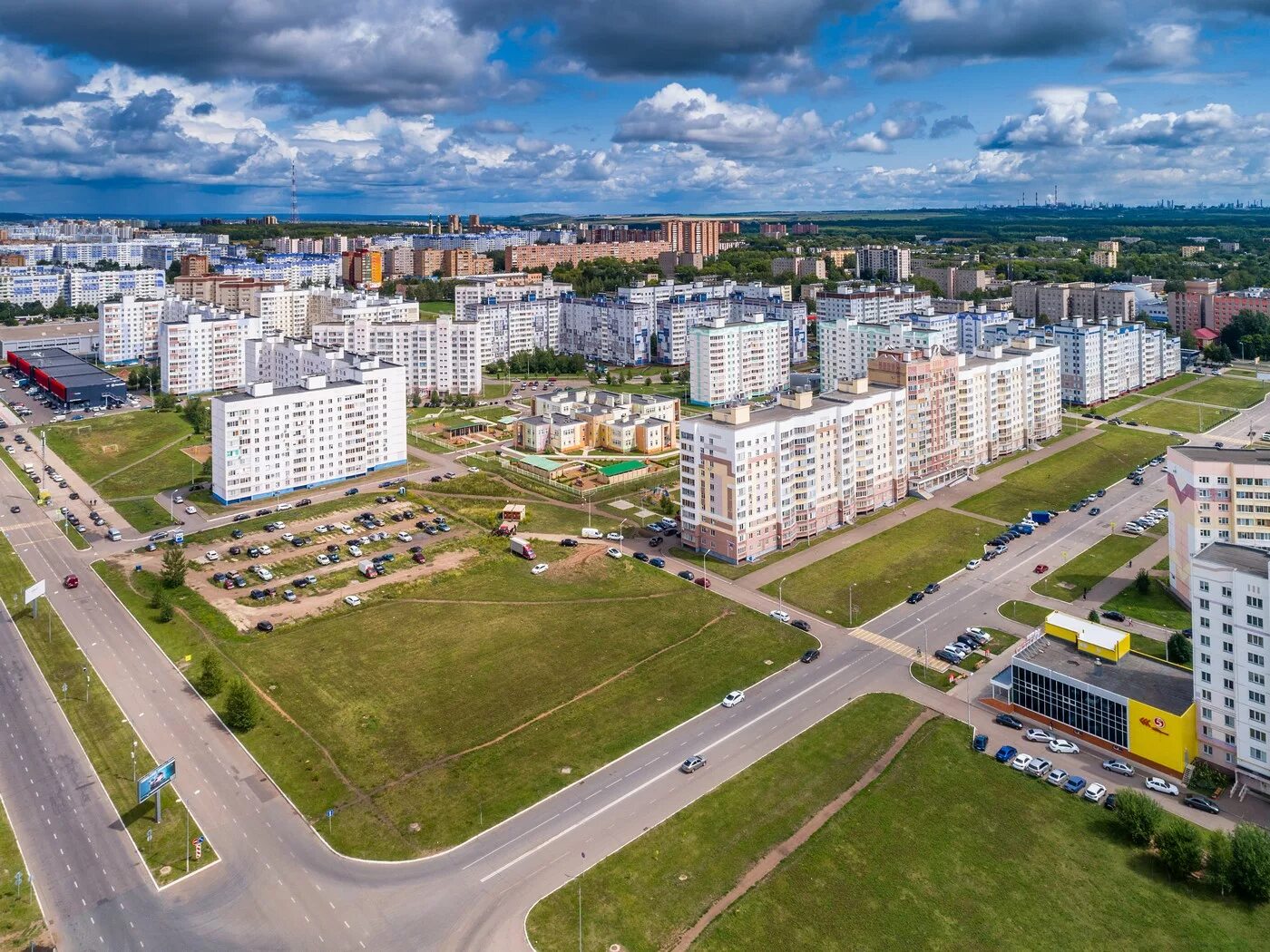 Где город нижнекамск. Нижнекамск. Город Нижнекамск. Нижнекамск центр города. Нижнекамск Центральная площадь.