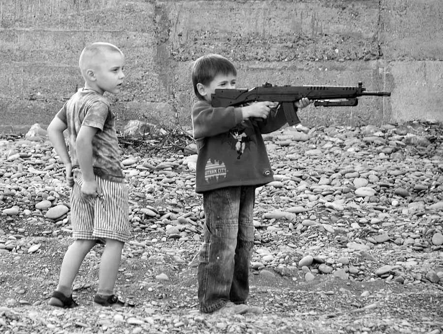 Детские войнушки. Игрушку войнушку. Автоматы для детей. Дети играют в войну. Войнушки в детстве.