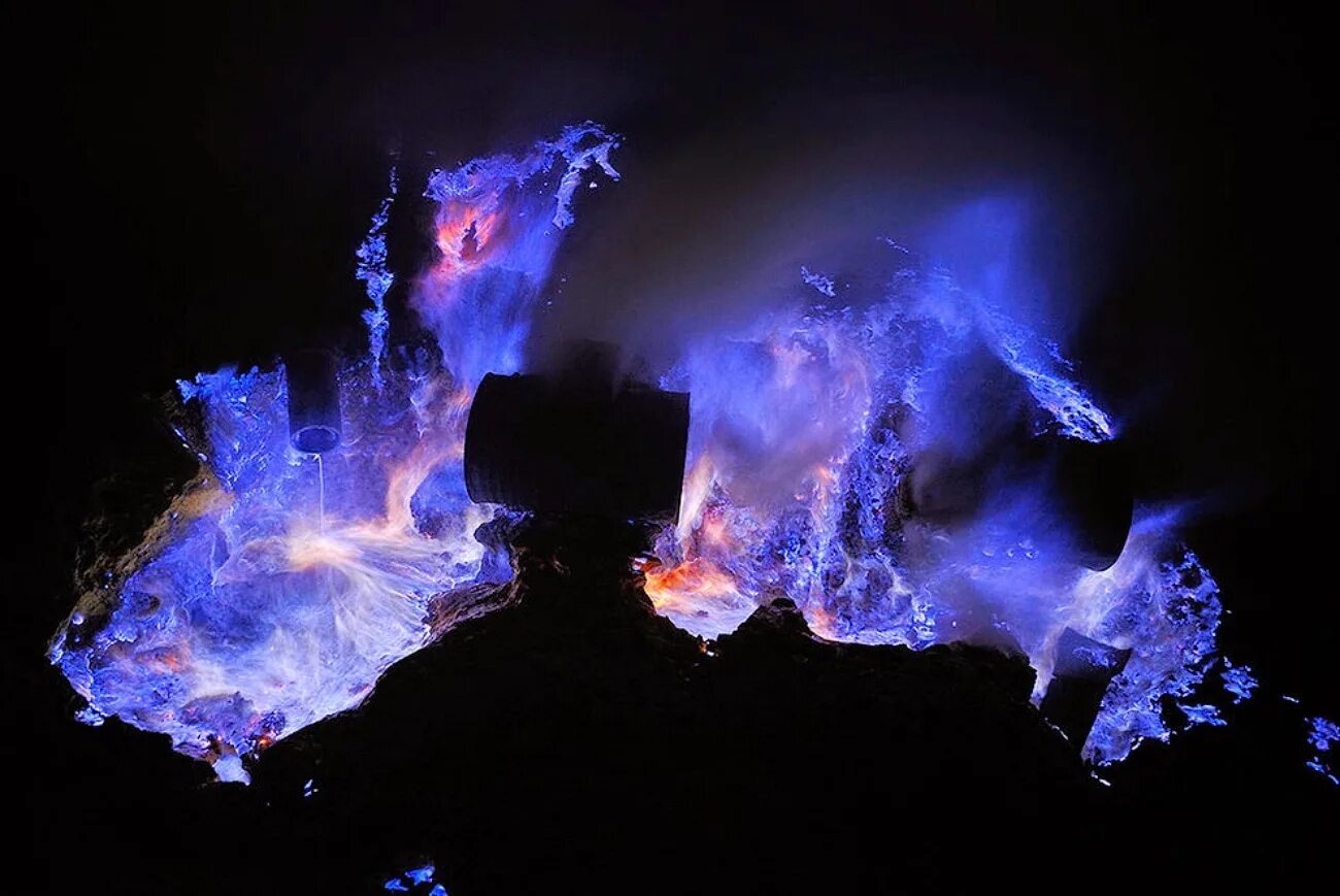 Сгорело синим. Вулкан Кавах Иджен. Кавах Иджен (Индонезия). Лава Кавах Иджен синяя. Извержения вулкана Кавах Иджен.