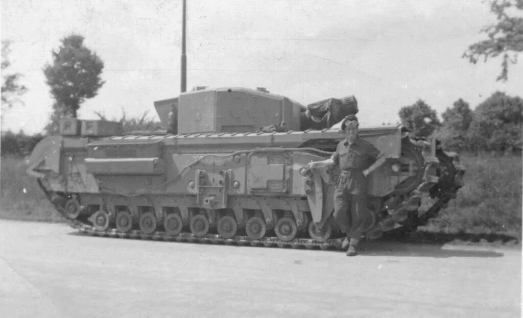 Саперный танк черчилль. Инженерный танк churchill avre. Centurion avre. Танк черчилль с мортирой. Churchill avre.