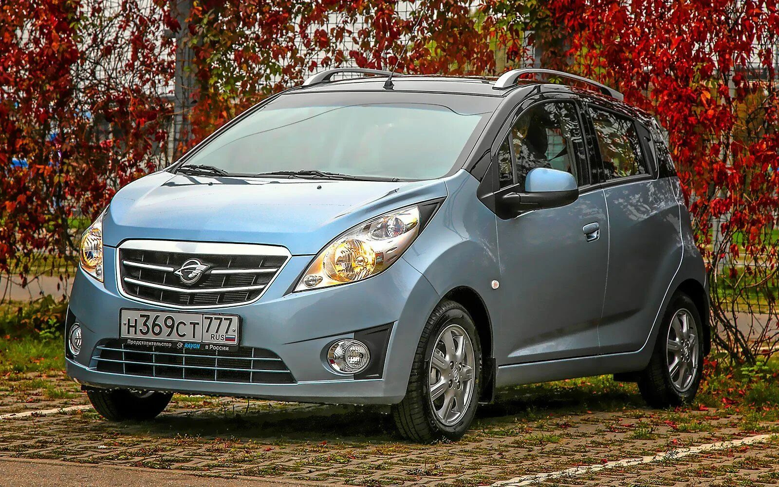 Дешевые машины в россии. Рейвон р2. Машина Ravon r2. Равон Нексия р2. Ravon r2 и Chevrolet Spark.