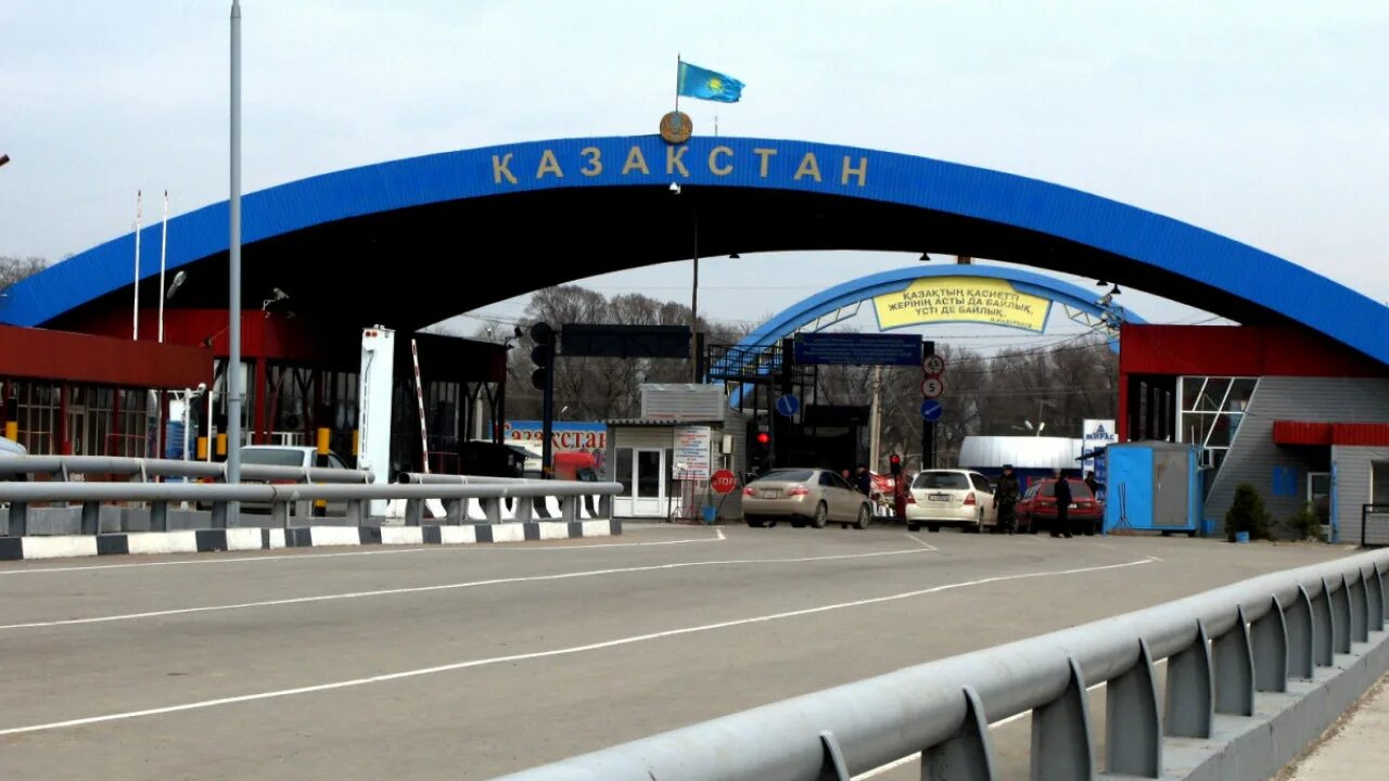 Граница казахстана въезд. Автодорожные границы с казахстаном. Пункт пропуска астрахань атырау. Таможня на границе с казахстаном. Кпп ак жол.