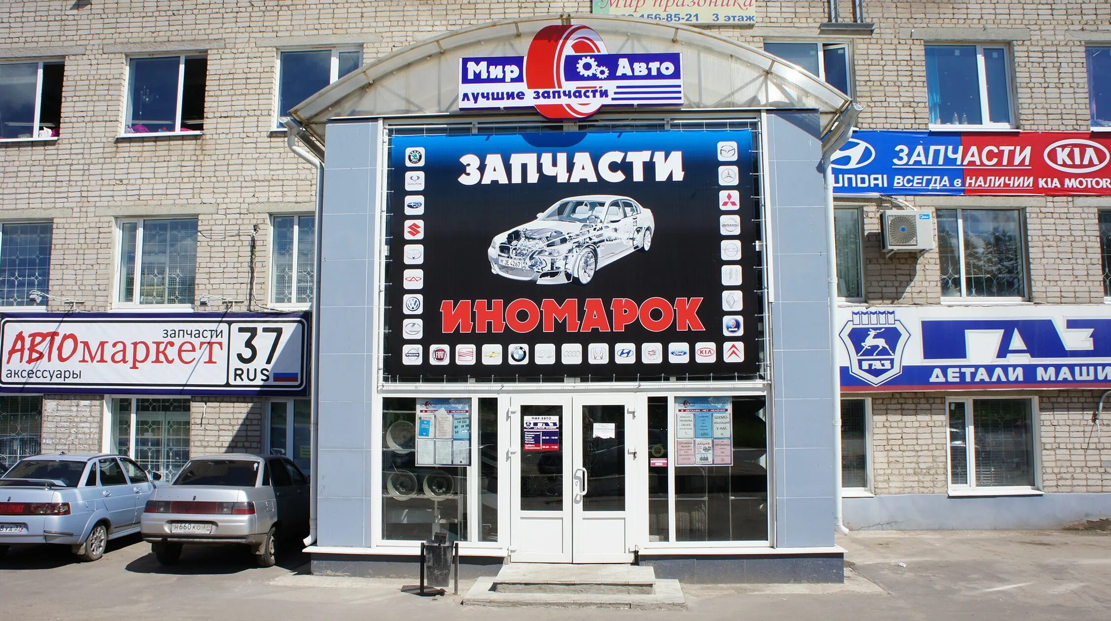 Чья потеряшка? Молодая кошка(или котик) увязалась за человеком от дома быта и до