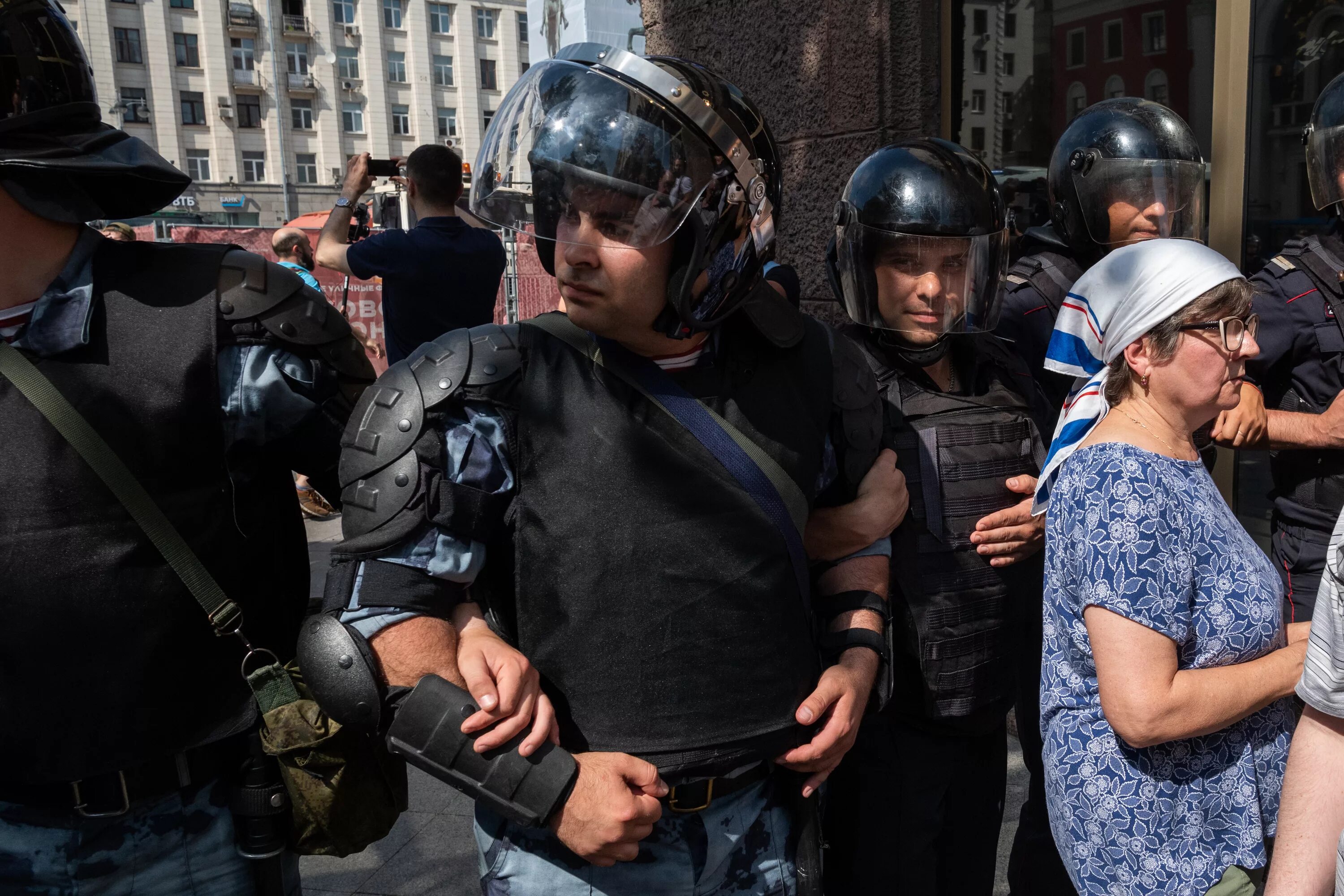 Митинги в Москве 2019. ОМОН В центре Москвы. Митинг в Москве Варламов. Варламов на митинге. Задержания в москве сегодня последние новости