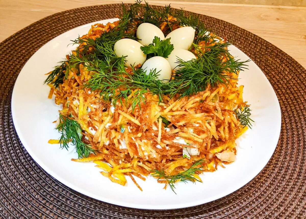 Салат с жареной картошкой сверху. Салат гнездо глухаря. салат глухариное гнездо. гнездо глухаря с фри. глухариное гнездо.