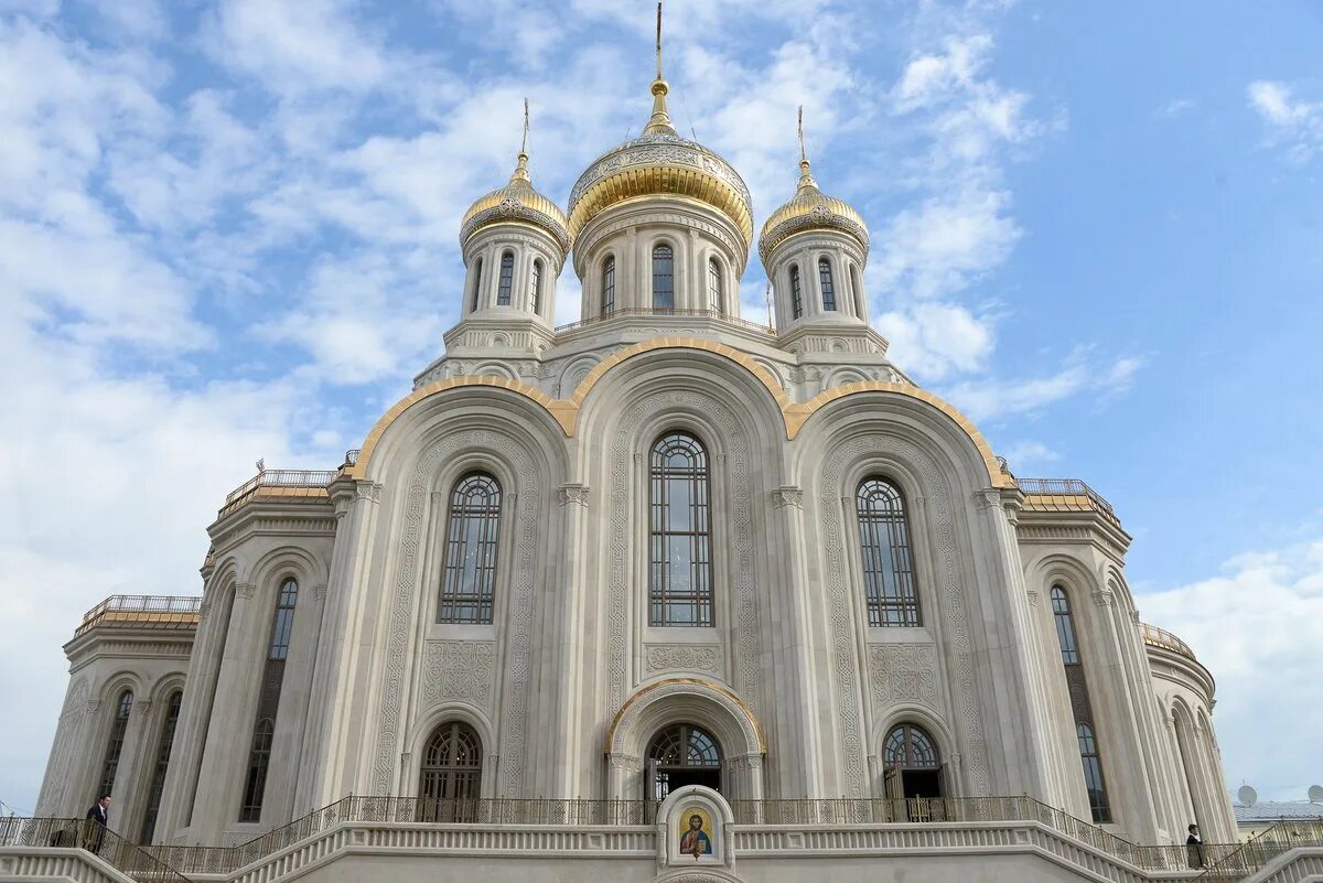 Храм собора новомучеников и исповедников. Сретенский монастырь храм новомучеников. храм новомучеников и исповедников российских в сретенском монастыре. москва храм воскресения христова и новомучеников. храм воскресения христова в сретенском монастыре.
