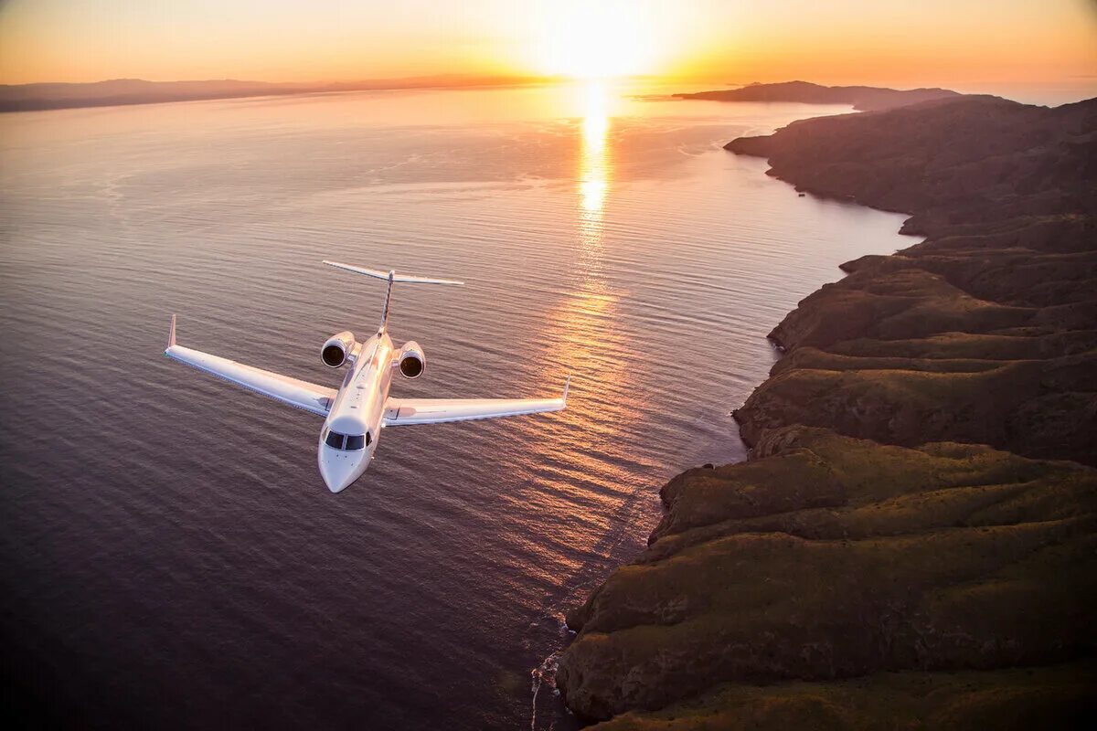 Полет на частном самолете. Gulfstream g450 самолет. Частный самолет в небе. Самолет над морем. Частный самолет.
