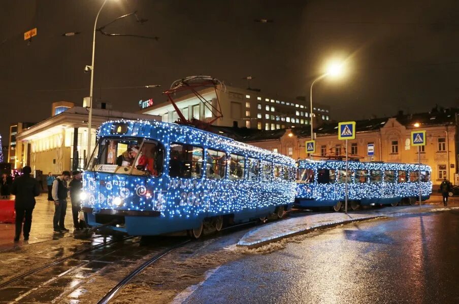 Трамвай новый год. Будет ли в новый год работать транспорт. Новогодний трамвай в москве 2022. Метро в нг. Метро в новогоднюю ночь.