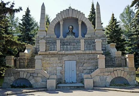 Памятник мавзолей