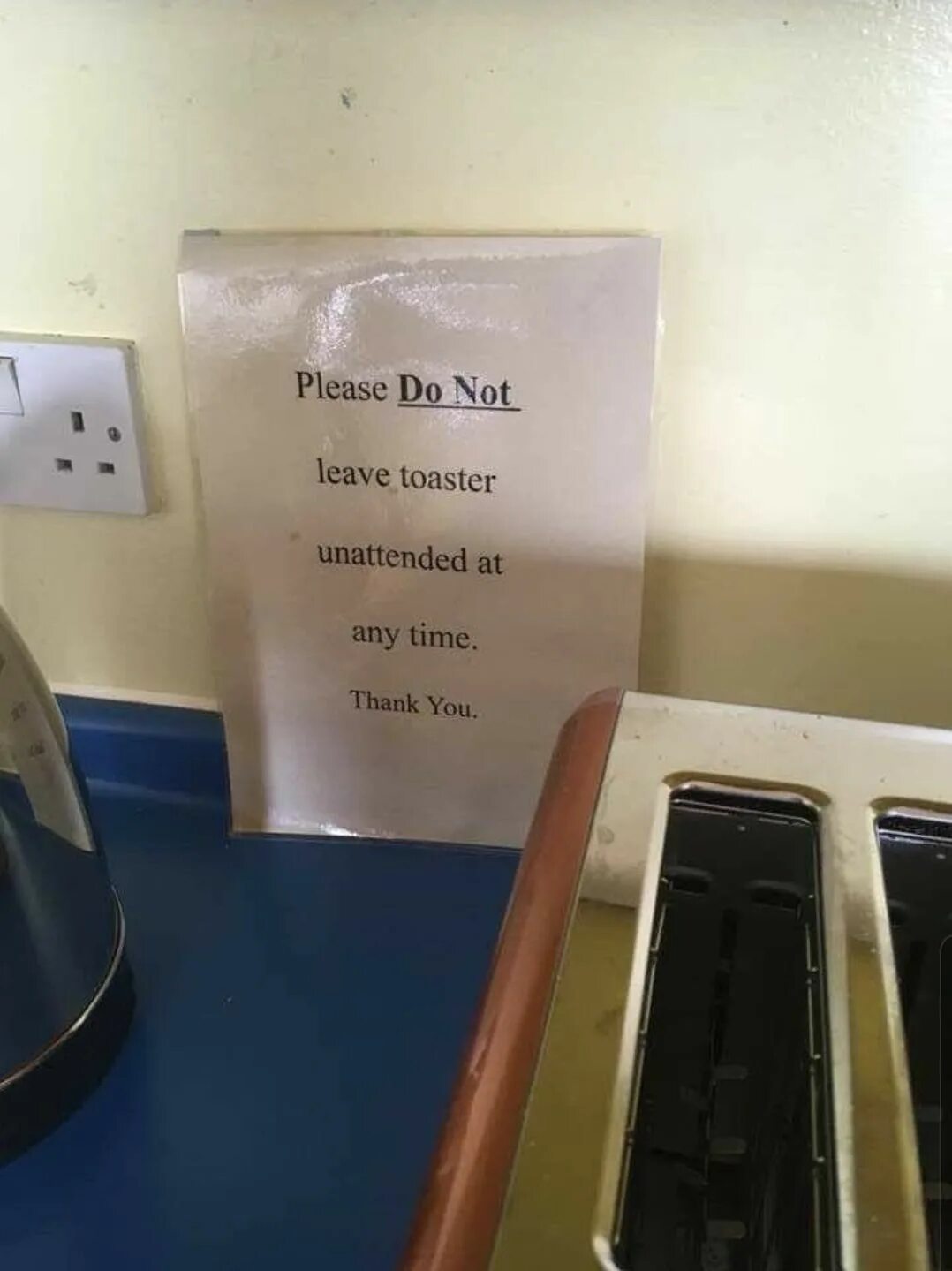 Do not reply перевод. Please do not touch. please do not touch the exhibits.