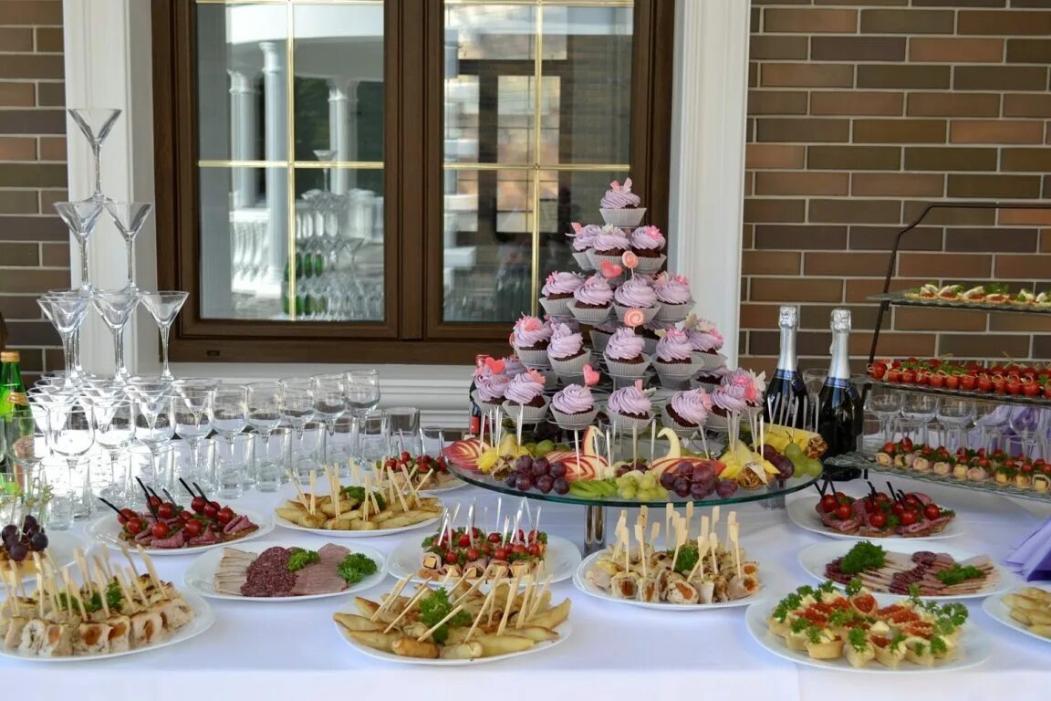 украшение фуршетного стола. фуршет на свадьбу. свадебный фуршет. кейтеринг 2022 фуршеты свадебные. фуршетный стол на свадьбу.