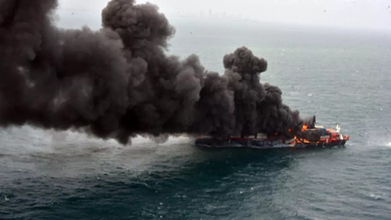 Подрыв корабля россии. Корабль Донбас Украина. Взрыв судна «Trinity Spirit» в Нигерии. Корабль Донбасс затоплен. Взрыв танкера.