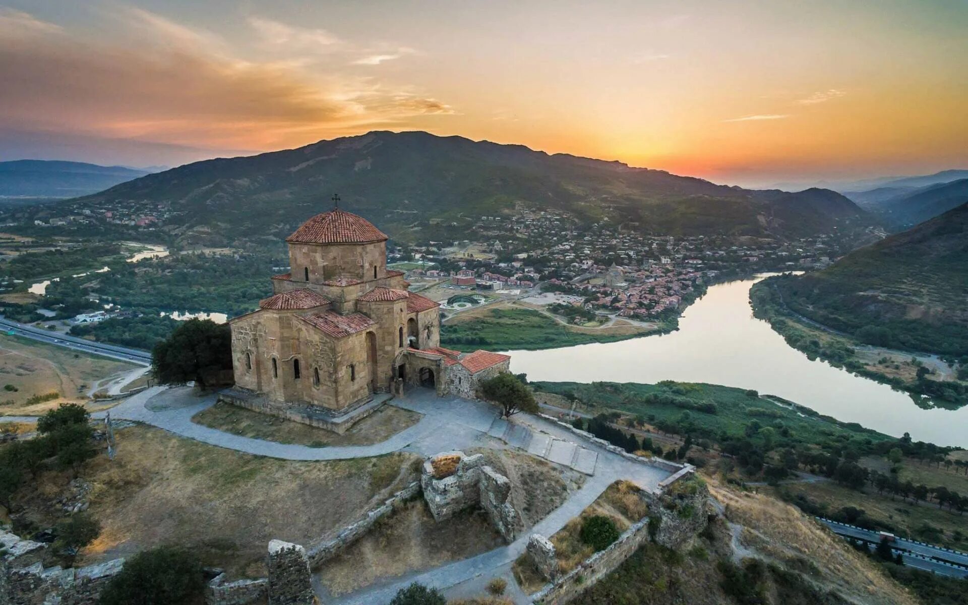 Церковь гергети грузия. Степанцминда церковь святой троицы. Гергети грузия казбек. Грузия в данный момент. Грузия в данный момент.