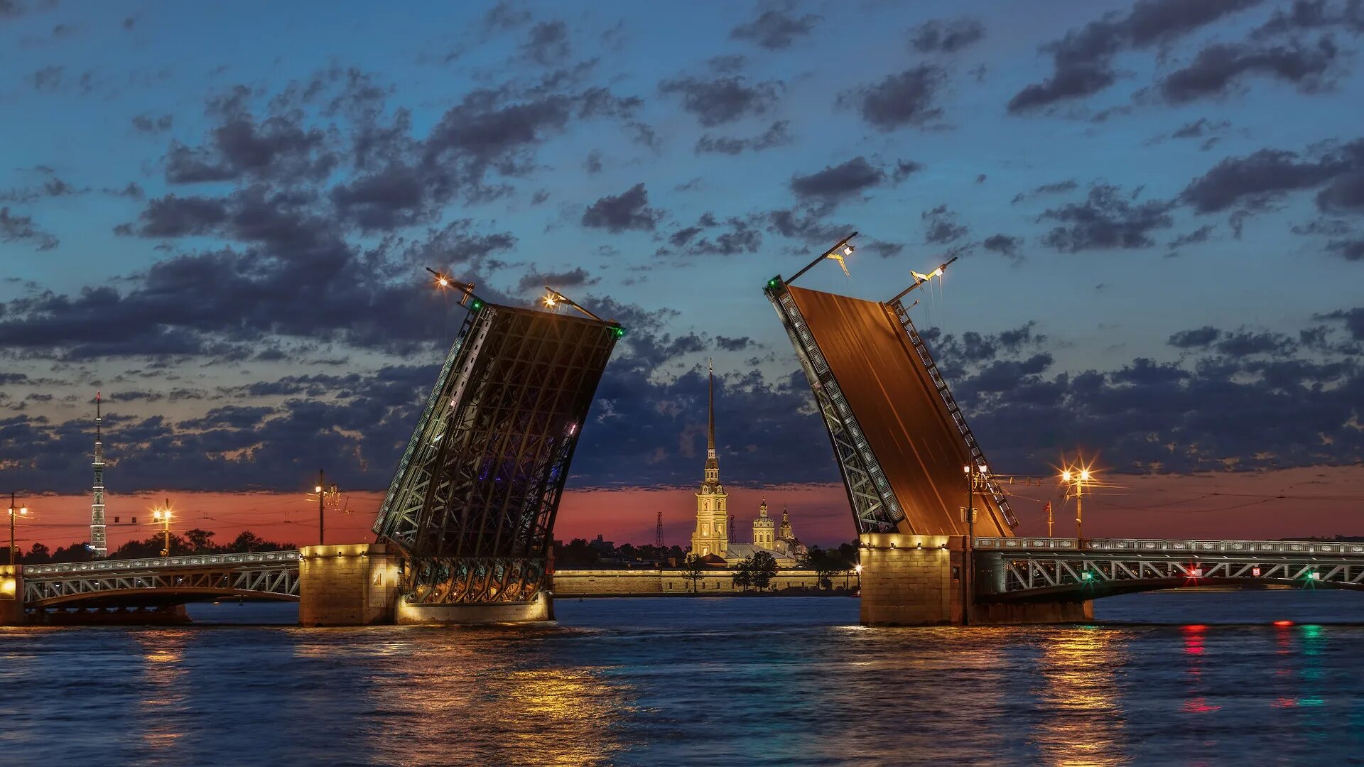 Дворцовый мост санкт петербург кратко. Дворцовый мост в Санкт-Петербурге. Palace Bridge Санкт-Петербург мост. Дворцовый мост и Петропавловка. Белые ночи в Санкт-Петербурге Дворцовый мост.