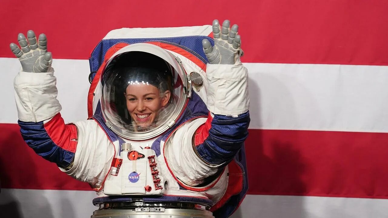 Скафандр Космонавта НАСА. Скафандр астронавта НАСА. Девушка в скафандре. Космический костюм НАСА.