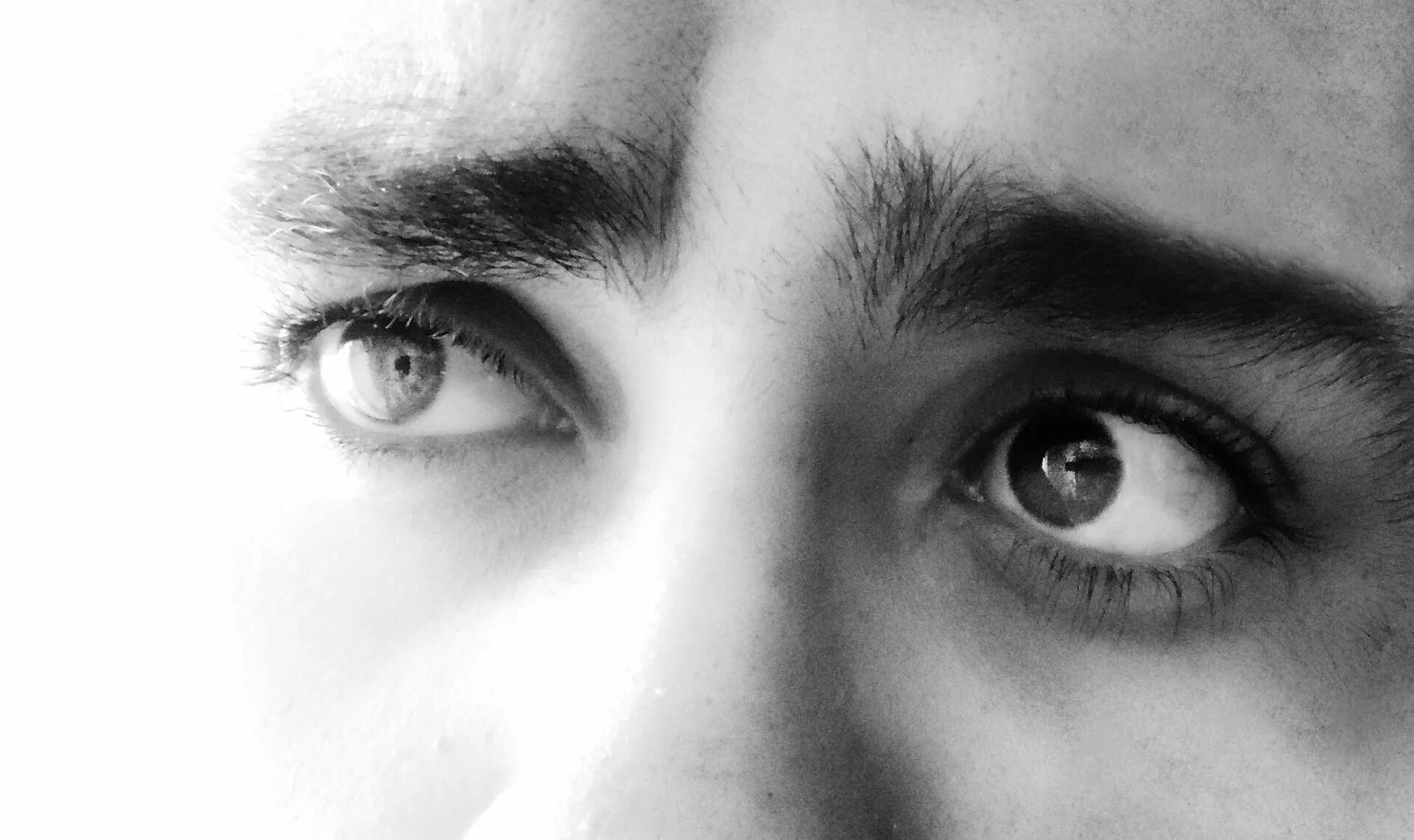 Сильный взгляд человека. Глаза мужские. Печальные мужские глаза. Глаз человека. Грустные мужские глаза.