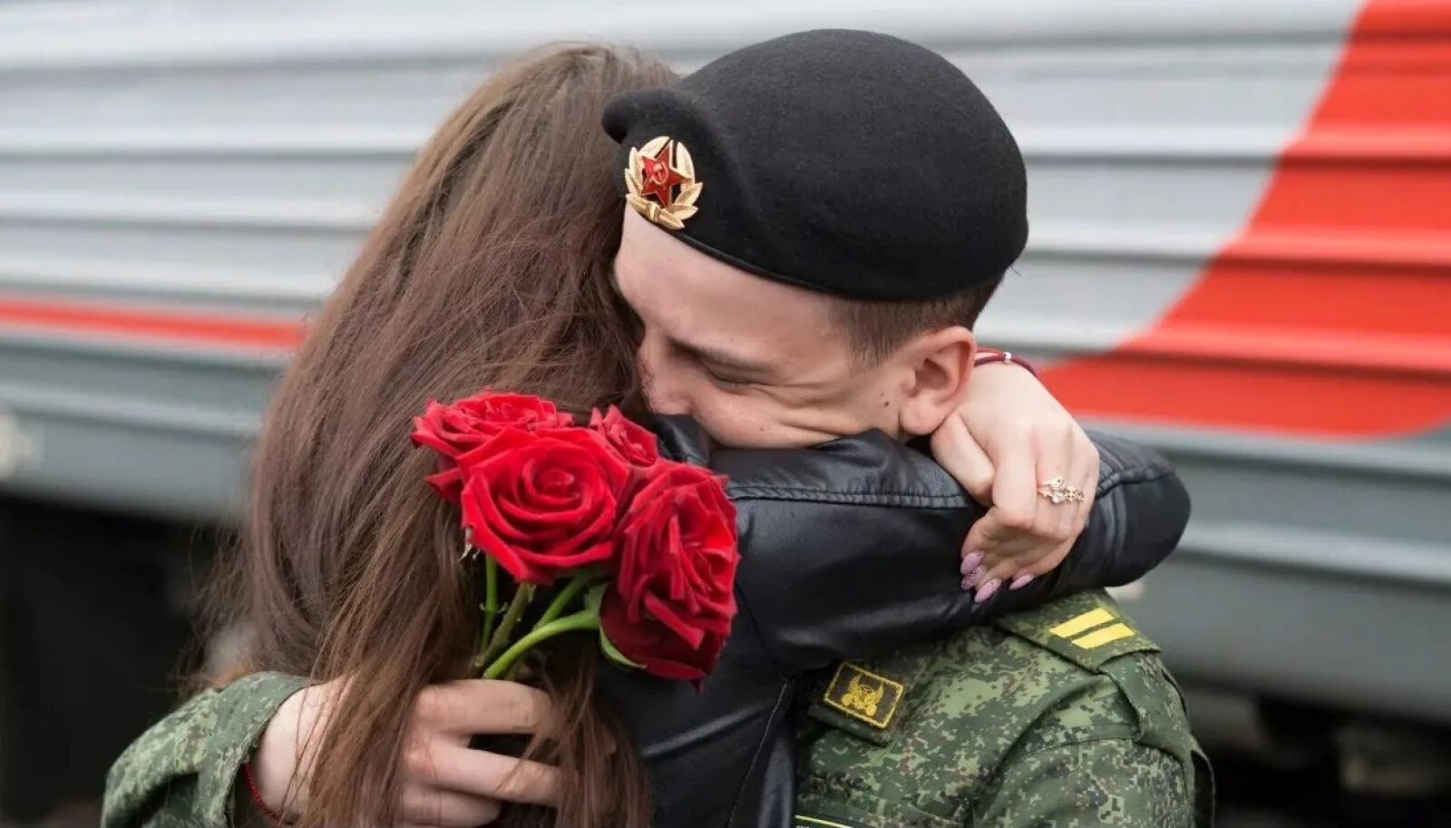 Мужчина ушел на сво. Девушка солдат. Встреча солдата. Военный с цветами. Солдат обнимает.