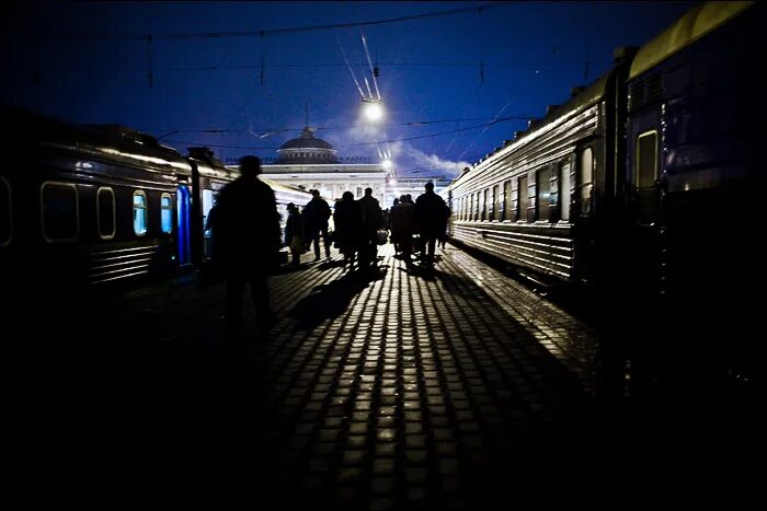 Станция украинского поезда ночью. Посадка на поезд ночью. Поезд отходит от станции.