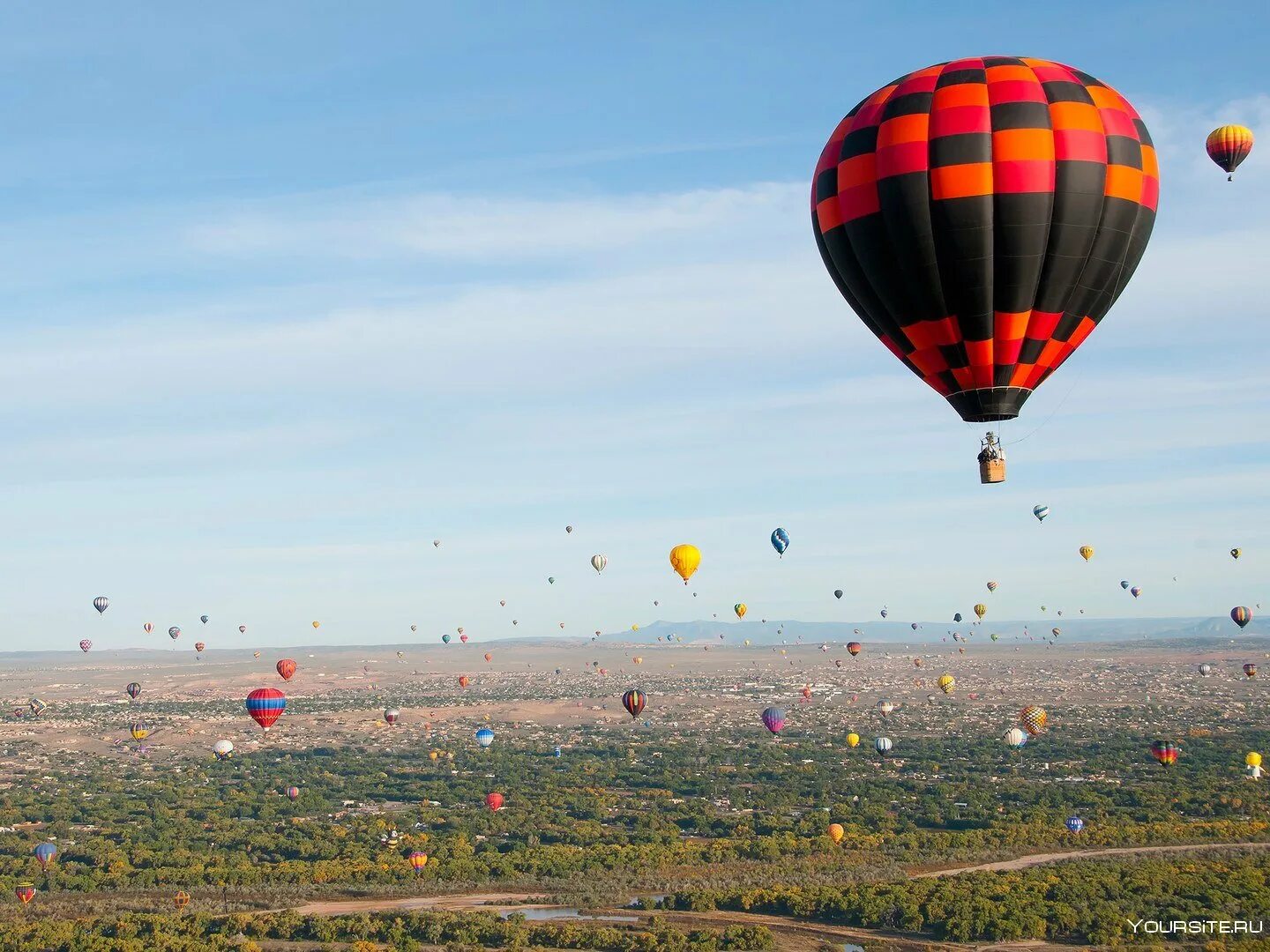 Flying balloon. Монгольфьер стратостат. Воздушные шары полет. Летающий воздушный шар. Воздушный шар с корзиной.