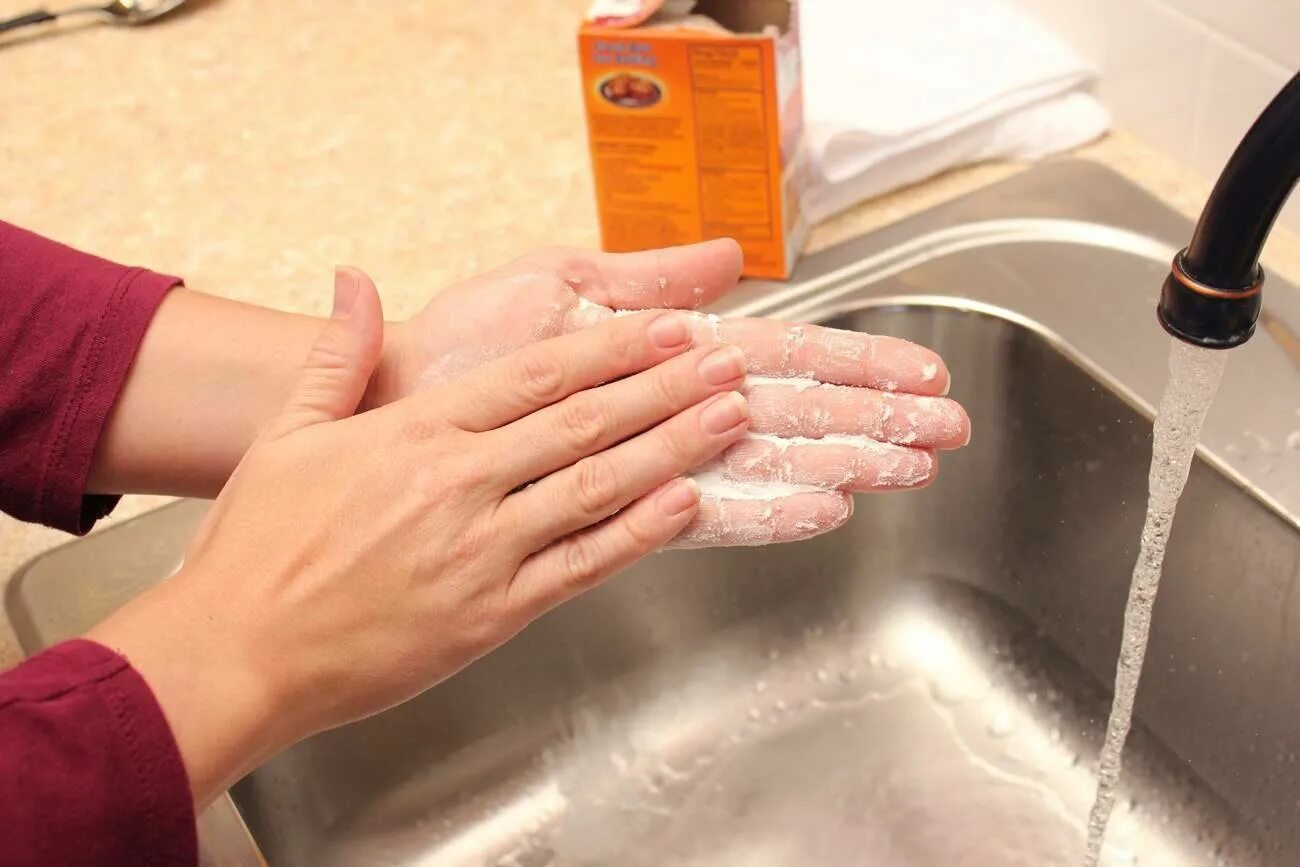 Чем отмыть какая. Мытье кожи. Мытье рук. Мытье кожи рук. Очищение рук это.