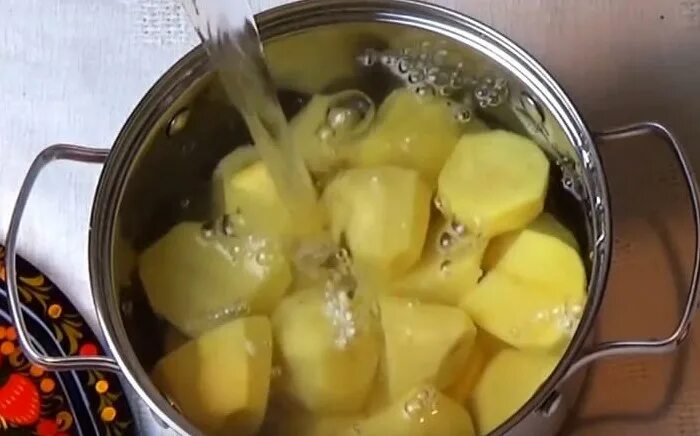 Какой водой заливать картошку. Очищенный картофель в воде. Картошка которую заливают кипятком как выглядит в финляндии. Картошка в горячей воде. Какой водой заливать картошку.