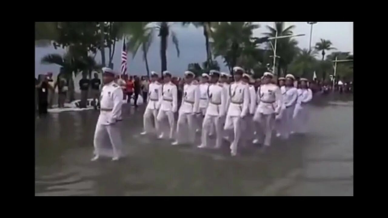 Видео парад в тайланде. Русские моряки маршируют в Тайланде. Русские моряки маршируют по воде на параде в Таиланде. Марш моряков в Таиланде под прощание славянки. Марш русских моряков в Тайланде.