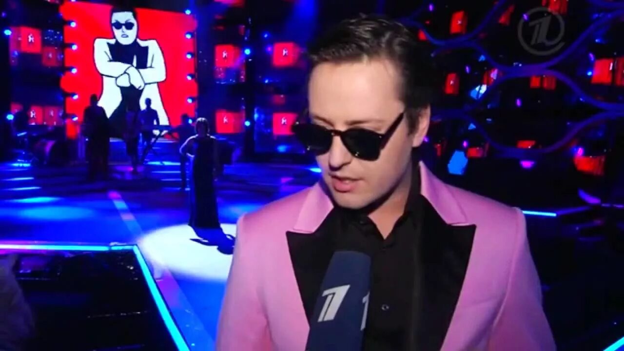 Cinematographer logo. Тревор ноа фото. Радио шоу. Same show. Энди из сериала мятежники 2019.