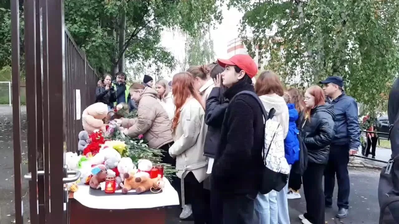 Ижевск школа 88 стрельба. Ижевск стрельба в школе мемориал. Список погибших детей в теракте