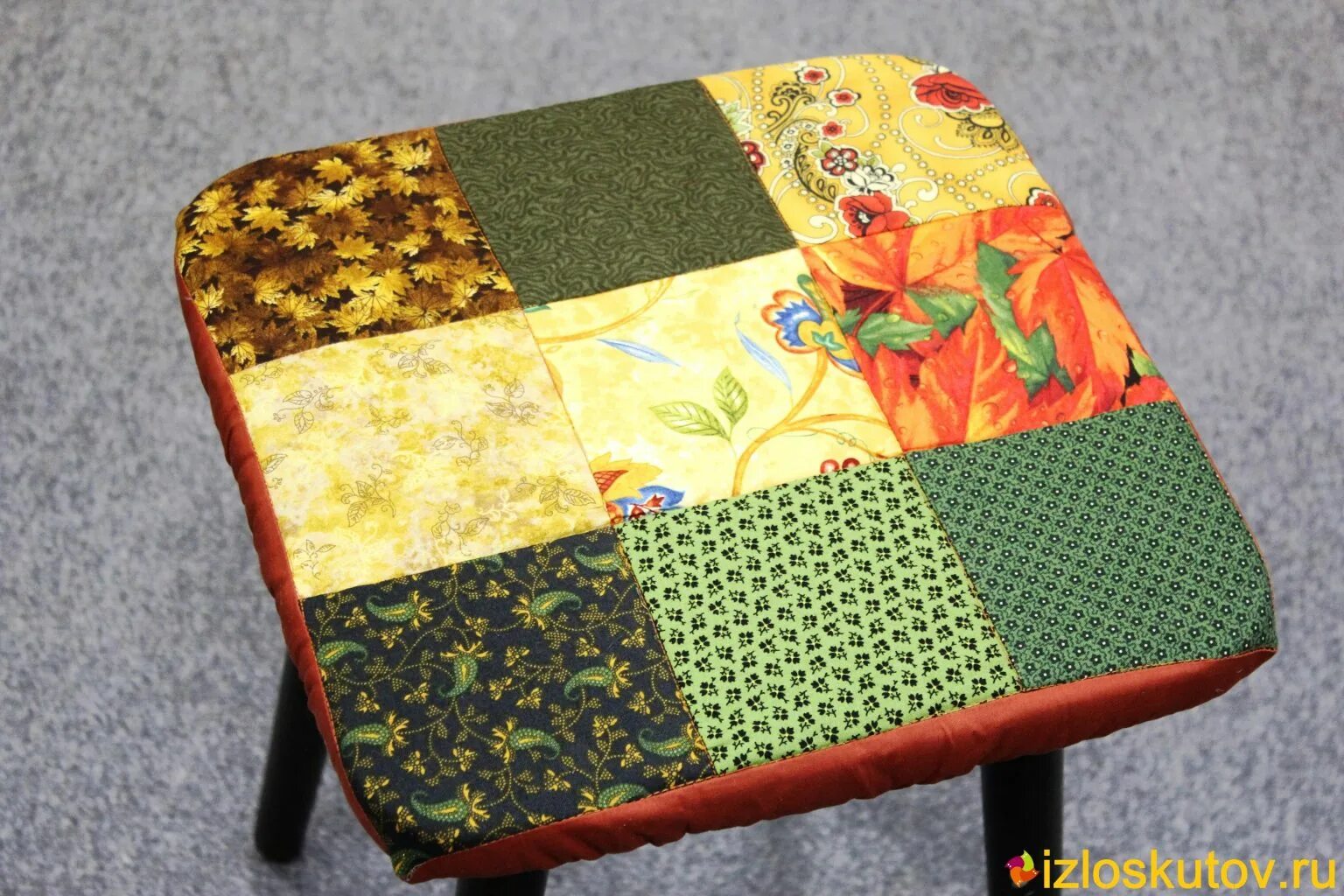 Как сделать сидушку. Чехол на круглый табурет. Сидушки на табурет. Сидушка на табурет. Подушки на табуретки.