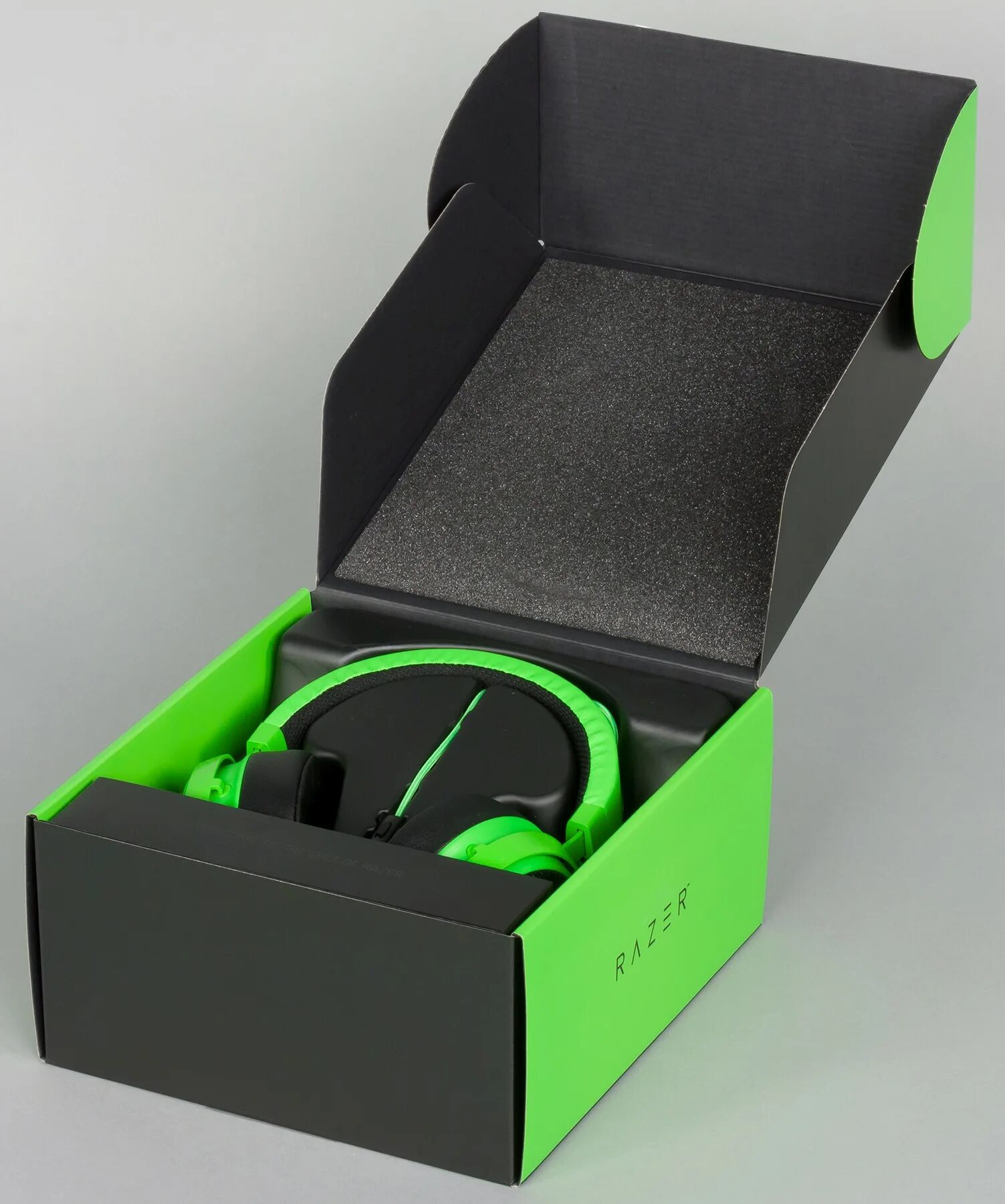 Как найти коробочку от наушников. Дизайн упаковки наушников. Дизайн упаковки наушников. Коробочка для айфоновских наушников. Сложенные наушники от айфона.