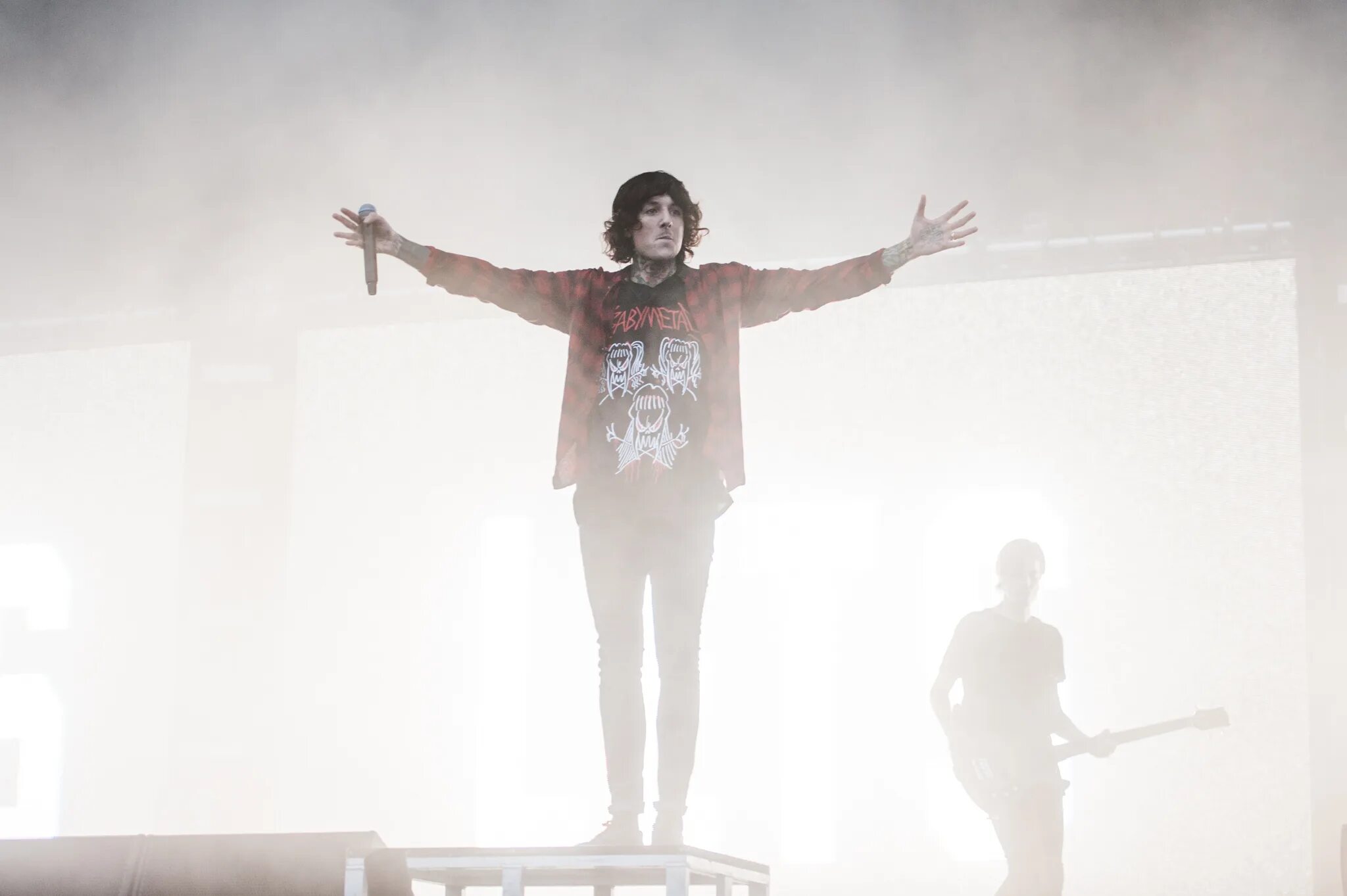 Bring me the horizon throne. Оливер Сайкс 2015. Bring me the Horizon Оливер Сайкс. Bmth Oliver Sykes. Oliver Sykes 2011.