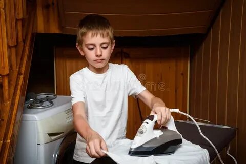 Видео мальчик делает