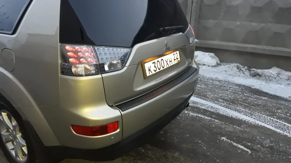 Задний бампер мицубиси аутлендер. Накладка заднего бампера Mitsubishi Outlander XL. Mitsubishi Outlander 2007 накладка на бампер. Накладка на бампер Mitsubishi Outlander XL. Накладка бампера Outlander XL.