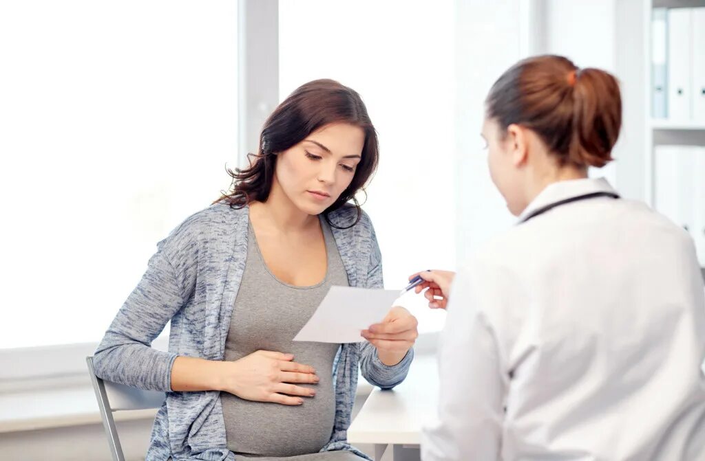 Беременных к врачу работодатель. Беременная у врача. Беременная у юриста. Беременная женщина у врача. Беременная женщина и документы.