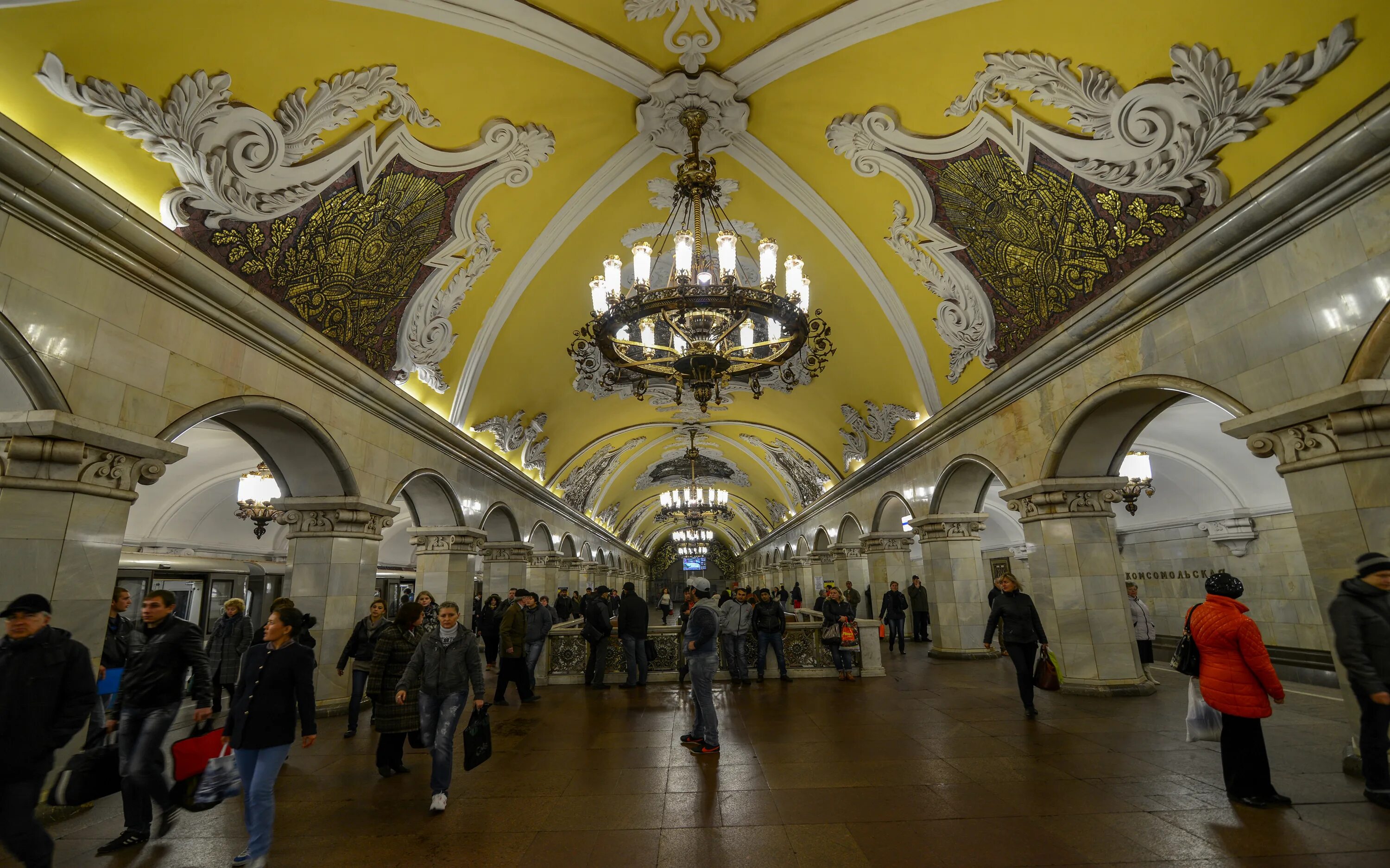 Метро комсомольская магазин. Станция Комсомольская Москва. Станция метро Комсомольская. Станция Комсомольская Кольцевая линия. Московская станция метро «Комсомольская-Кольцевая».