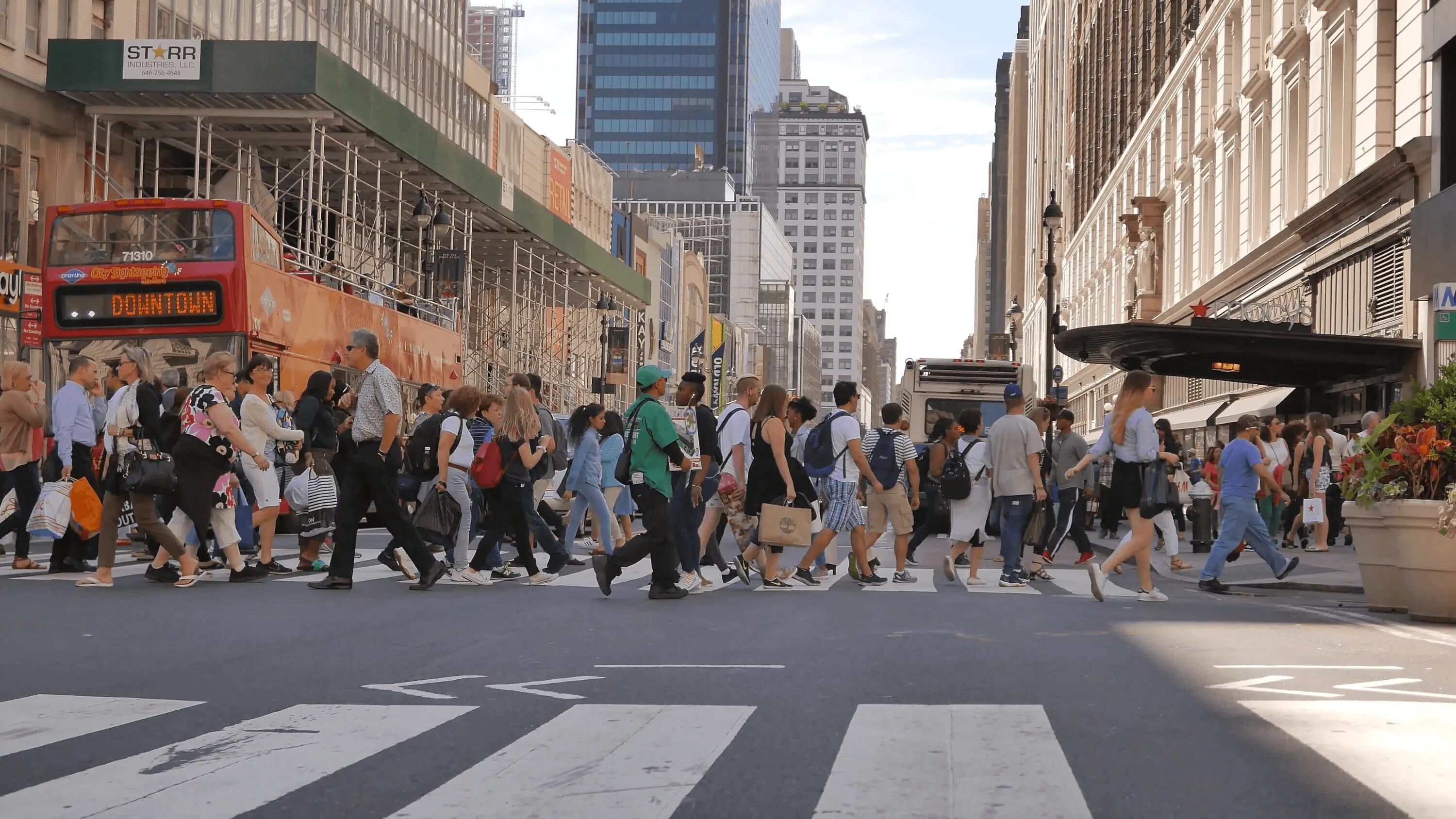 They live in new york. Нью Йорк Сити волк стрит. Нью Йорк центр улица люди. Люди в городе.