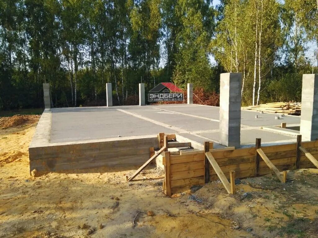 Глина какой фундамент. Опалубка для фундамента. Фундамент на глине. Опалубка в грунте. Опалубка для свай.