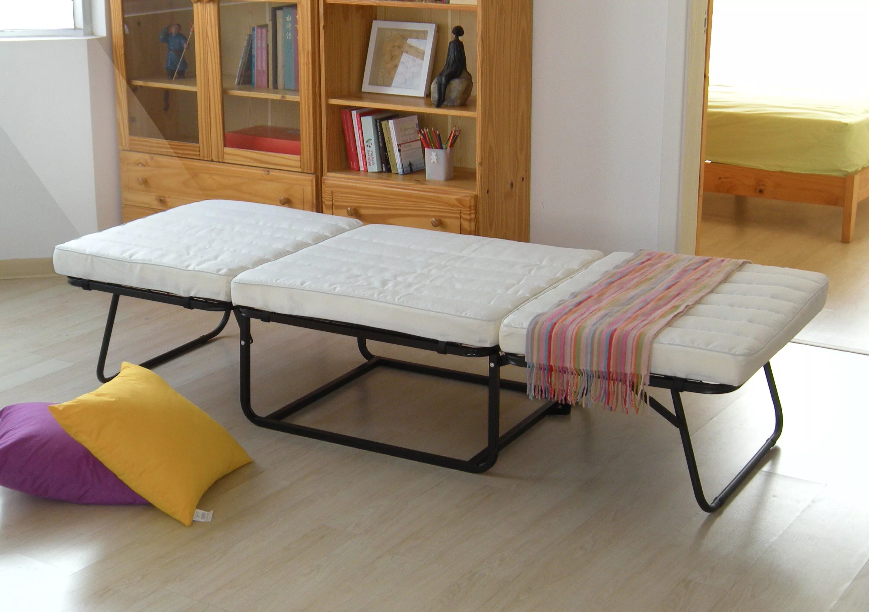 Еврораскладушка фото. Ikea кровать раскладушка. Ikea Folding Bed. Кровать раскладушка икеа двуспальная. Раскладушка двуспальная икеа.